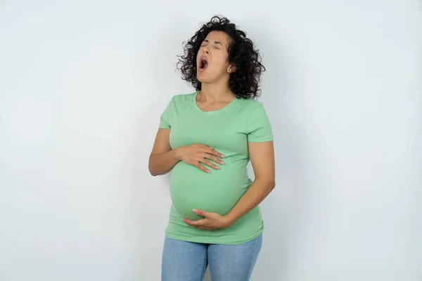 Kobieta Ciąży Ziewa Otwartymi Ustami Codzienny Poranek — Zdjęcie stockowe