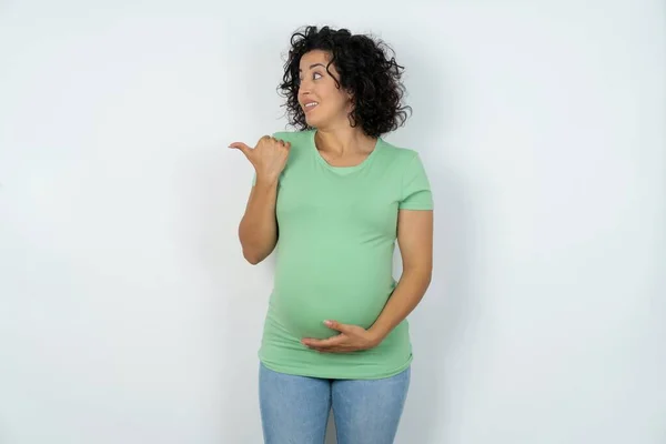 Těhotné Ženy Ukazuje Pryč Dává Rady Demonstruje Reklamu — Stock fotografie