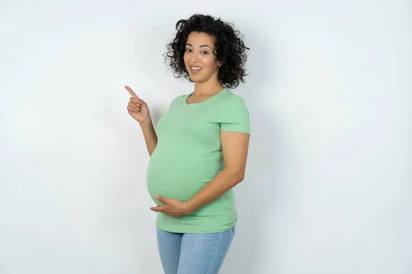 Mujer Embarazada Señala Lado Espacio Blanco Copia Promoción Personas Concepto — Foto de Stock