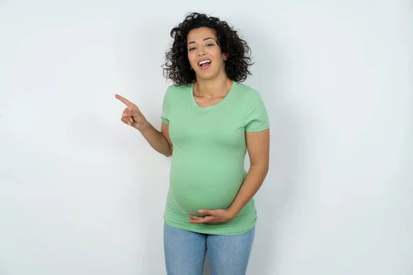 Pregnant Woman Laughs Happily Points Away Blank Space Demonstrates Shopping — Stock Photo, Image