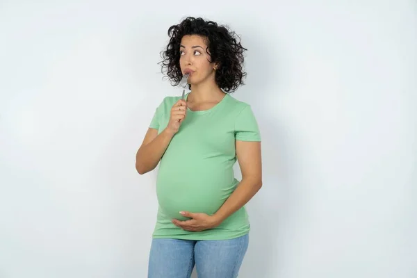 Fotografie Zasněné Těhotné Ženy Lízat Vidlička Vypadat Prázdné Místo — Stock fotografie