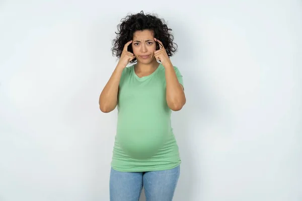Vážná Těhotná Žena Drží Prsty Spáncích Snaží Uvolnit Napětí Shromažďovat — Stock fotografie