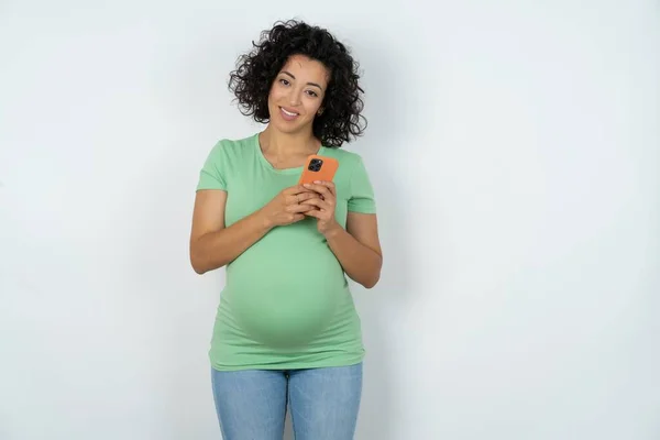 Těhotná Žena Pomocí Mobilního Telefonu Psaní Sms Zprávy — Stock fotografie