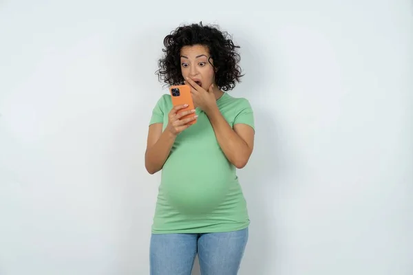 Těhotná Žena Hluboce Překvapen Zírá Displej Smartphone Čte Šokující Zprávy — Stock fotografie