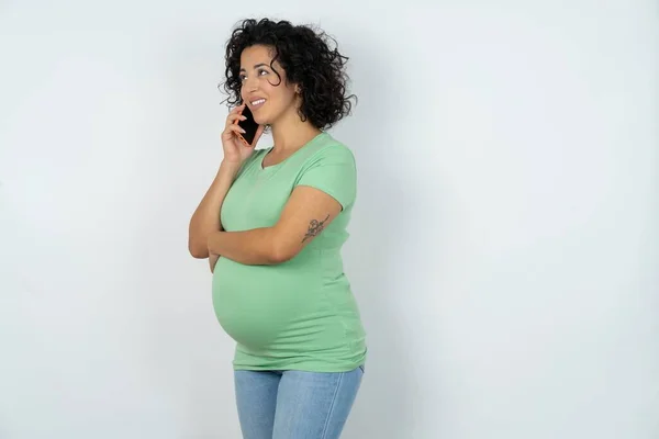 Выглядящая Счастливой Беременная Женщина Хорошо Разговаривает Телефону Смотрит Сторону Имеет — стоковое фото