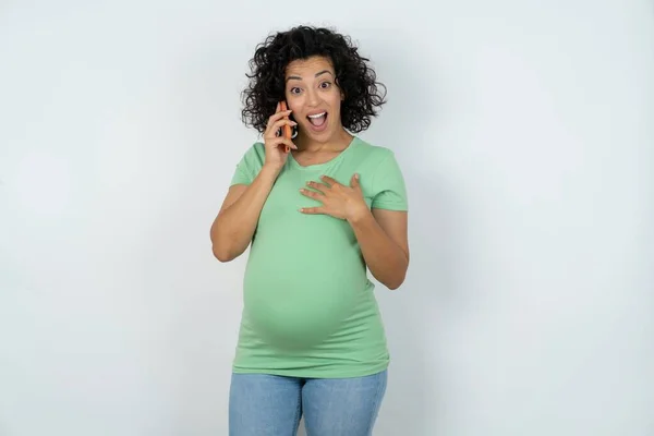 Usmívající Těhotná Žena Mluví Přes Mobil Užívá Příjemnou Konverzaci Lidé — Stock fotografie