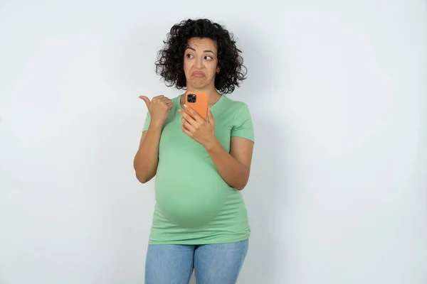 Těhotná Žena Ukazuje Palec Pryč Ukazuje Prázdné Místo Stranou Podrží — Stock fotografie