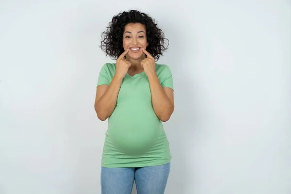 Szczęśliwa Kobieta Ciąży Zębaty Uśmiech Trzyma Palce Wskazujące Pobliżu Ust — Zdjęcie stockowe