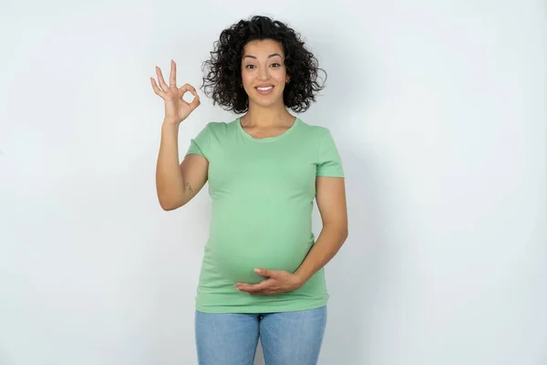 Těhotné Ženy Drží Okey Symbol Zubaté Schválit Radí Novinku — Stock fotografie