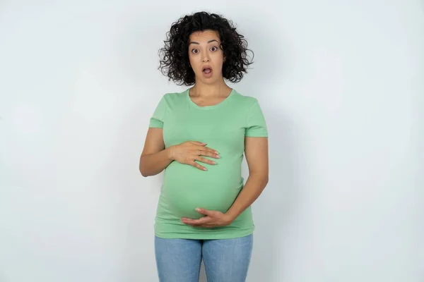 Mujer Embarazada Conmocionada Mira Con Los Ojos Tapados Mantiene Boca —  Fotos de Stock