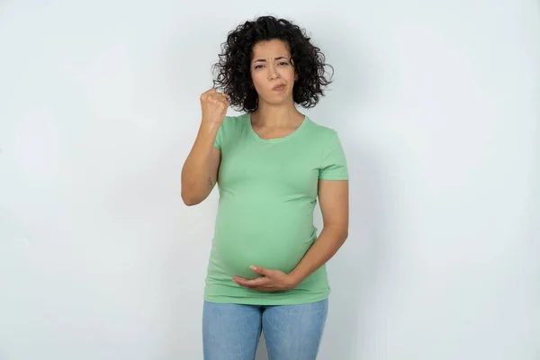 Mujer Embarazada Muestra Puño Con Expresión Cara Molesta Venganza Amenazar — Foto de Stock