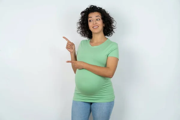 Optimistická Těhotná Žena Ukazuje Oběma Rukama Dívá Prázdný Prostor — Stock fotografie