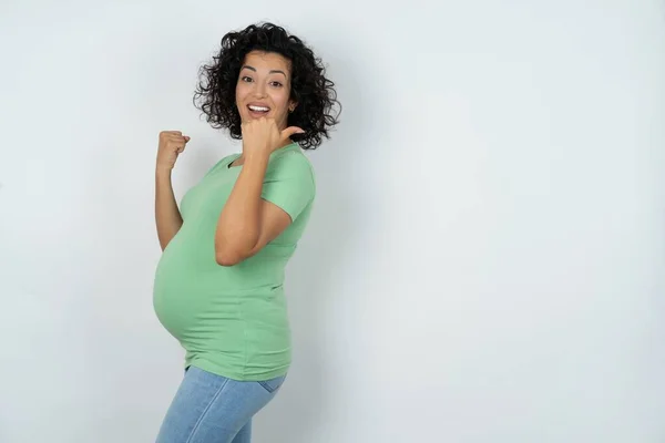 Hurá Cool Těhotná Žena Ukazuje Zpět Prázdné Místo — Stock fotografie