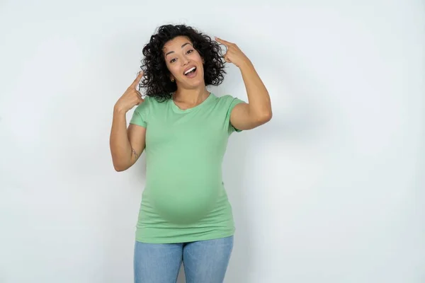 Veselá Těhotná Žena Demonstrující Účes — Stock fotografie