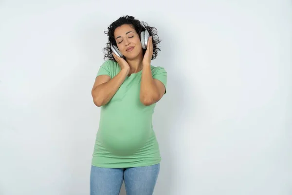 Zadowolona Kobieta Ciąży Lubi Słuchać Przyjemnej Melodii Trzyma Ręce Słuchawkach — Zdjęcie stockowe