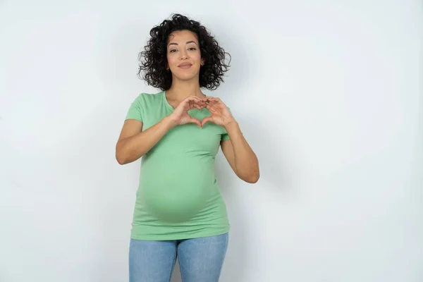 Vážná Těhotná Žena Drží Ruce Zkřížené Stojí Přemýšlivé Póze Soustředěný — Stock fotografie