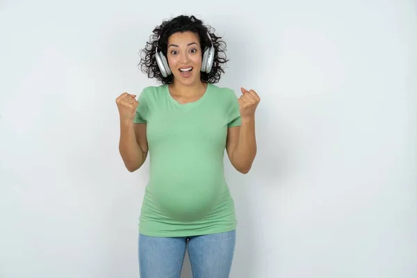 Emotionale Schwangere Schreit Laut Und Fühlt Sich Als Siegerin Hebt — Stockfoto