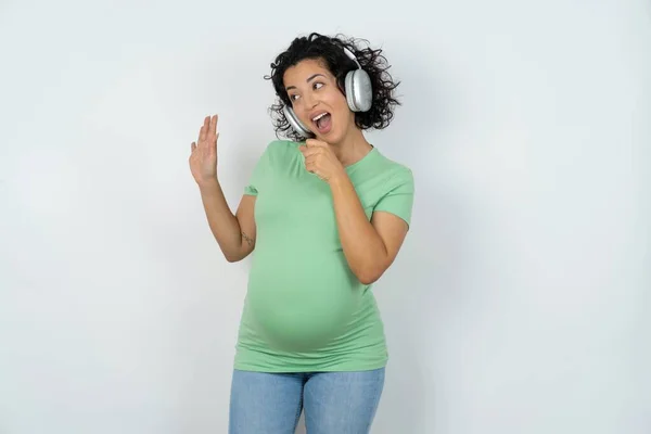 Szczęśliwa Kobieta Ciąży Śpiewa Ulubioną Piosenkę Trzyma Rękę Blisko Ust — Zdjęcie stockowe