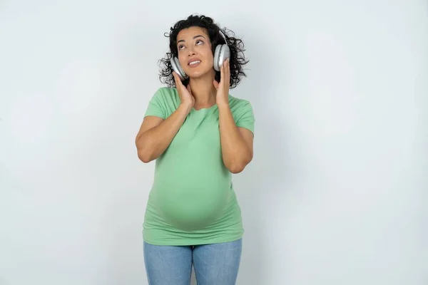 Radostná Těhotná Žena Zpívá Píseň Drží Ruku Blízkosti Úst Jako — Stock fotografie
