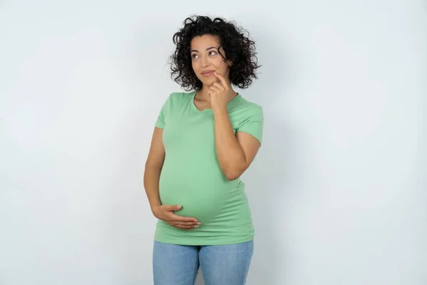 Preciosa Mujer Embarazada Ensueño Mantiene Dedo Cerca Los Labios Mira — Foto de Stock