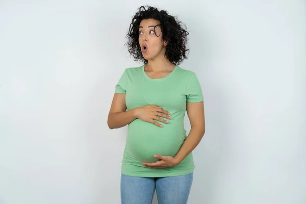 Šokovaná Těhotná Žena Dívá Prázdný Prostor Otevřenou Pusou Křičí Nemůžu — Stock fotografie