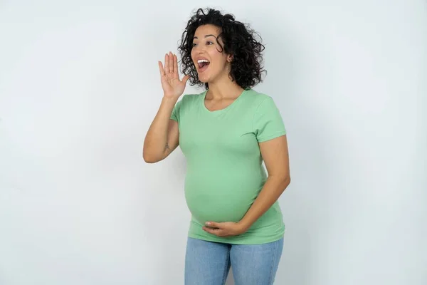 Junge Schwangere Frau Sieht Leeren Raum Und Hält Die Hand — Stockfoto