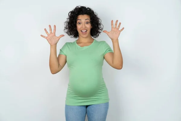 Těší Pozitivní Těhotná Žena Otevře Ústa Paže Dlaněmi Nahoru Poté — Stock fotografie