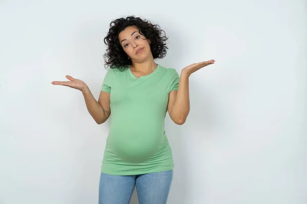 不注意な魅力的な妊娠中の女性は肩をすくめ Oopsのコンセプト — ストック写真