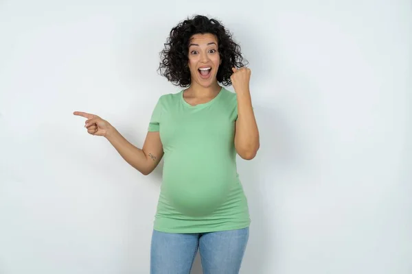 Těhotná Žena Ukazuje Prázdné Místo Držící Pěst Nahoru Vítězný Gesto — Stock fotografie