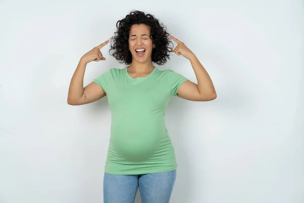 Foto Una Embarazada Loca Gritando Señalando Con Los Dedos Pelo — Foto de Stock