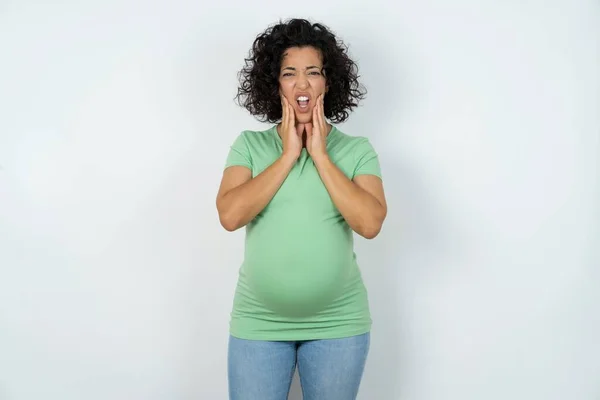 Zdenerwowana Kobieta Ciąży Dotykająca Twarzy Obiema Rękami — Zdjęcie stockowe