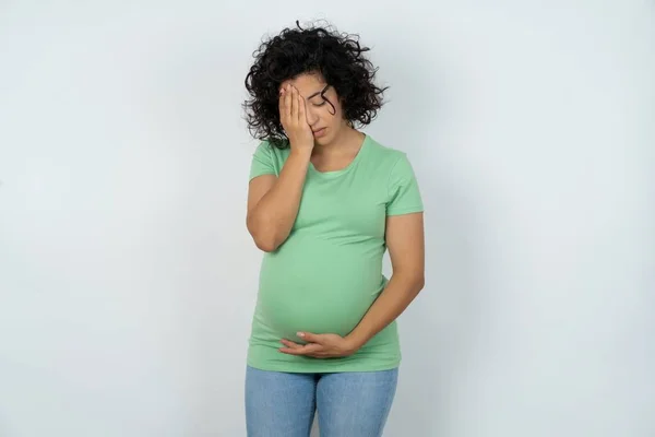 Těhotná Žena Smutným Výrazem Zakrývající Tvář Rukama Při Pláči Koncept — Stock fotografie