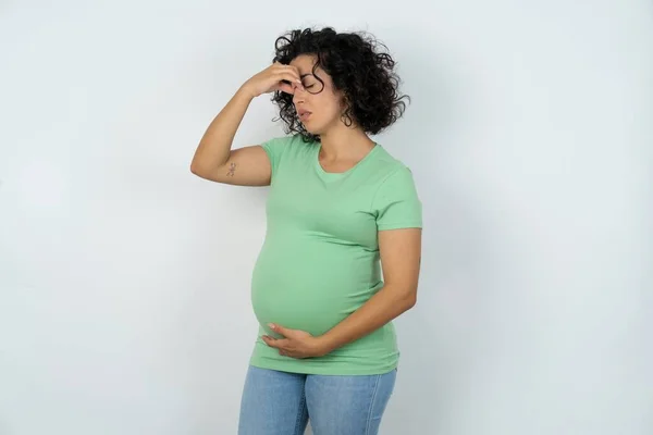 Smutná Těhotná Žena Trpí Bolestí Hlavy Drží Ruku Tváři — Stock fotografie