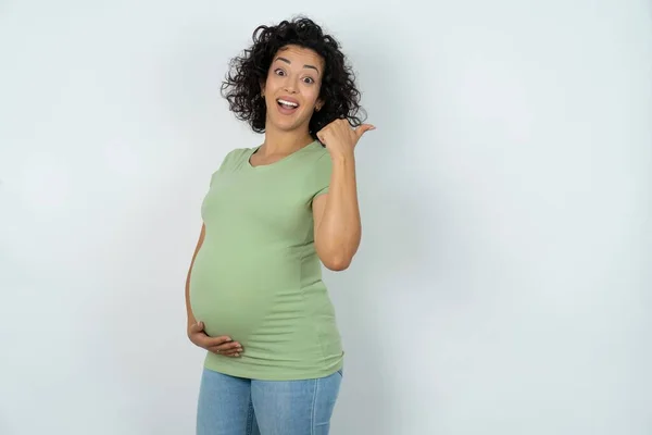 Ohromená Těhotná Žena Ukazuje Zpět Prázdné Místo — Stock fotografie