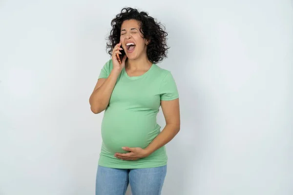 Сверхэмоциональная Счастливая Беременная Женщина Положительно Смеется Слушая Смешную Историю Друга — стоковое фото