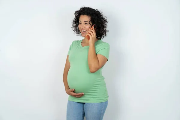 Šťastná Radostná Těhotná Žena Mluví Telefonu Usmívá — Stock fotografie