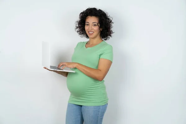 持有现代笔记本电脑的可敬孕妇 — 图库照片