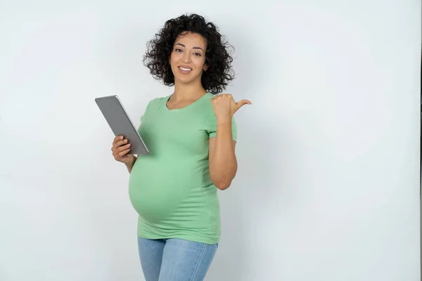Těhotná Žena Ukazuje Prázdné Místo Drží Tablet — Stock fotografie