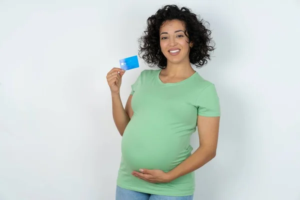 Veselá Těhotná Žena Doporučit Kreditní Kartu — Stock fotografie