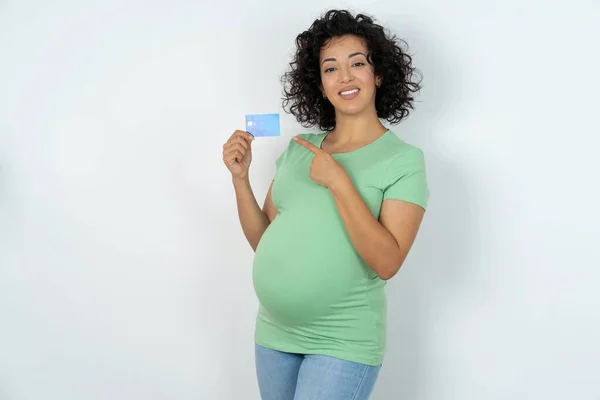 카드에 손가락을 가리키는 구매를 임신부 — 스톡 사진