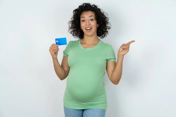 Usmívající Těhotná Žena Ukazující Debetní Kartu Ukazující Prstem Prázdné Místo — Stock fotografie