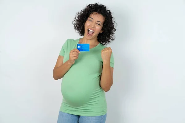 Podekscytowana Szczęśliwa Kobieta Ciąży Trzymać Kartę Kredytową Podnieść Pięść Zwycięstwie — Zdjęcie stockowe