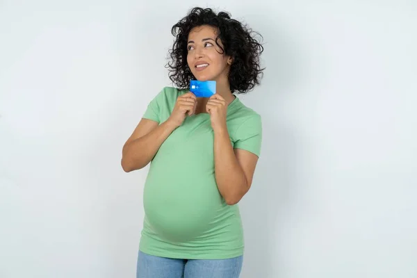 Fotografie Veselé Těhotné Ženy Držet Debetní Karty Pohled Prázdné Místo — Stock fotografie