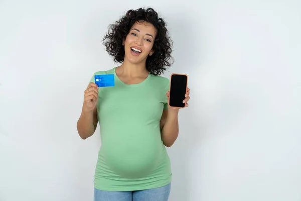 Těhotná Žena Otevřela Bankovní Účet Drží Smartphone Kreditní Kartu Úsměvem — Stock fotografie
