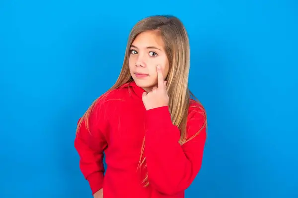 Hermosa Chica Adolescente Caucásica Usando Suéter Rojo Sobre Pared Azul — Foto de Stock