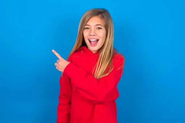 Schöne Kaukasische Teenie Mädchen Rotem Pullover Über Blauer Wand Zeigt — Stockfoto