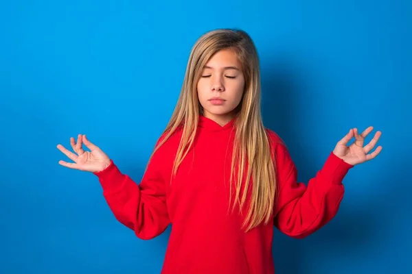 Hermosa Chica Adolescente Caucásica Usando Suéter Rojo Sobre Pared Azul — Foto de Stock