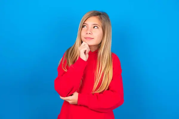 Retrato Linda Menina Adolescente Caucasiana Pensativa Vestindo Camisola Vermelha Sobre — Fotografia de Stock