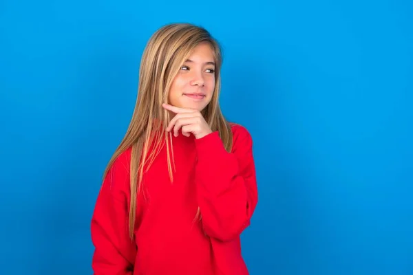Verträumt Schöne Kaukasische Teenagerin Mit Rotem Pullover Über Blauer Wand — Stockfoto