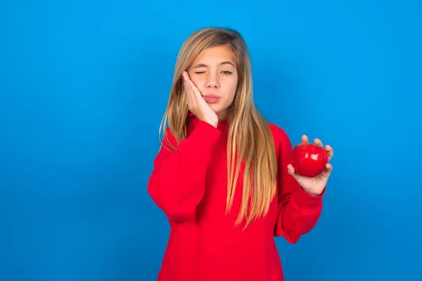 Bela Caucasiano Adolescente Menina Vestindo Camisola Vermelha Sobre Parede Azul — Fotografia de Stock